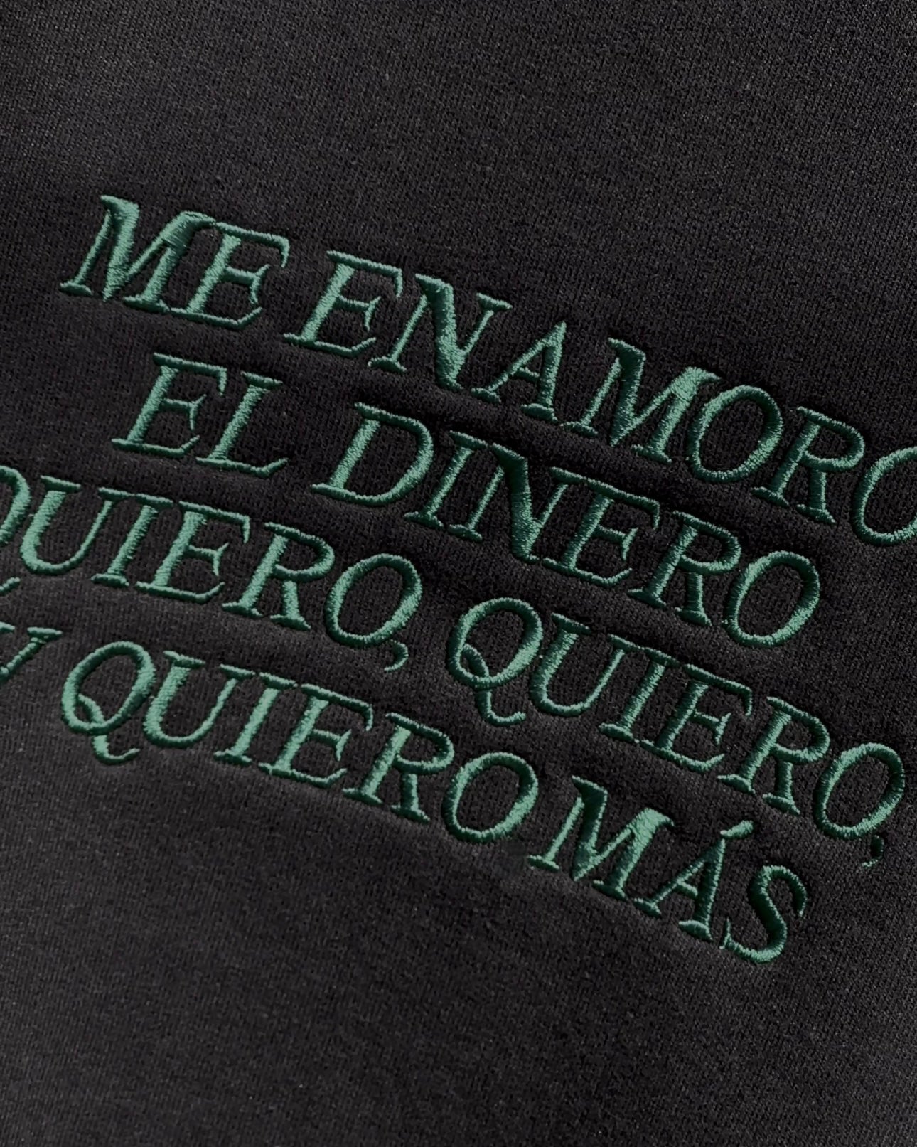 me enamoro - black crewneck