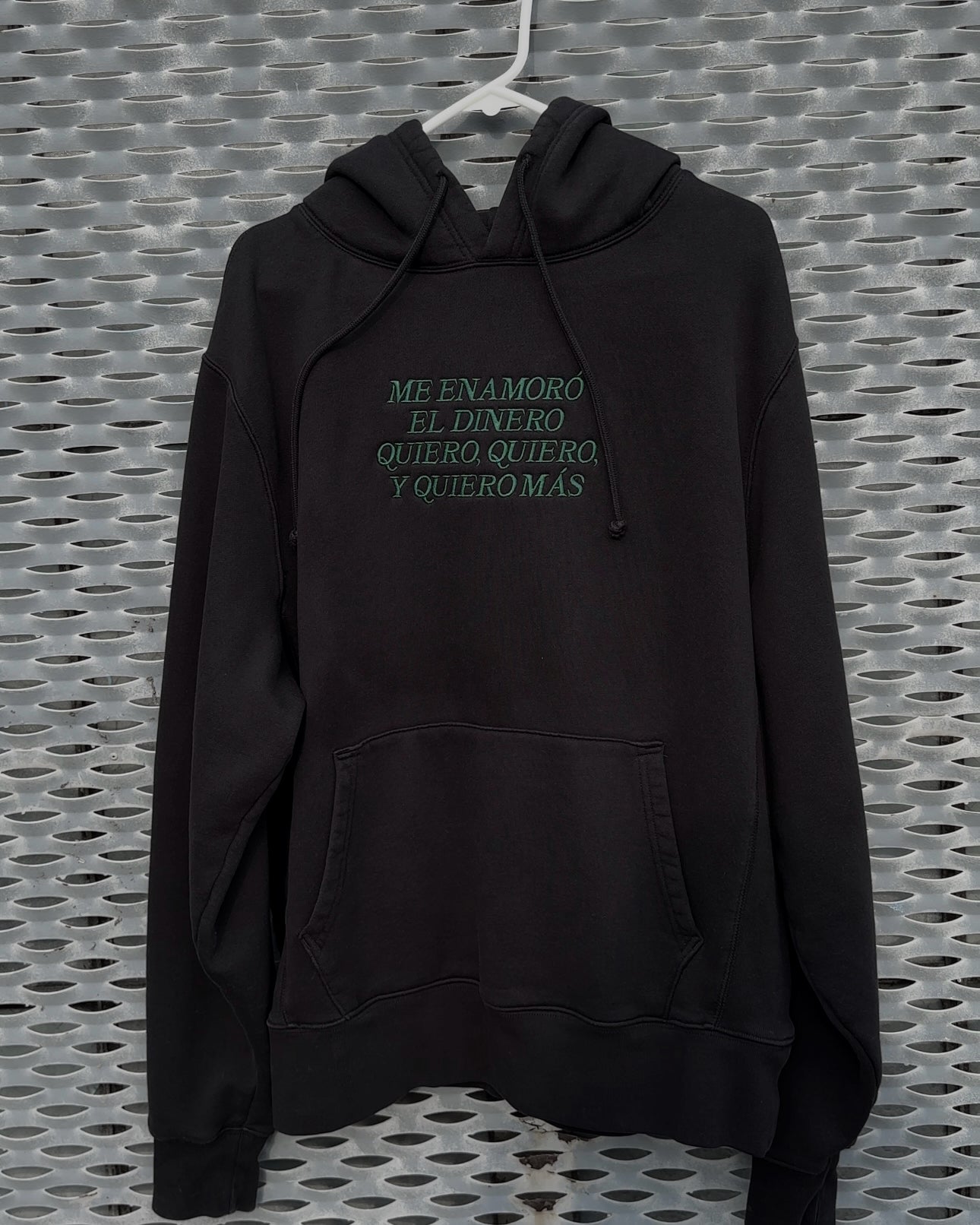 me enamoró - black hoodie
