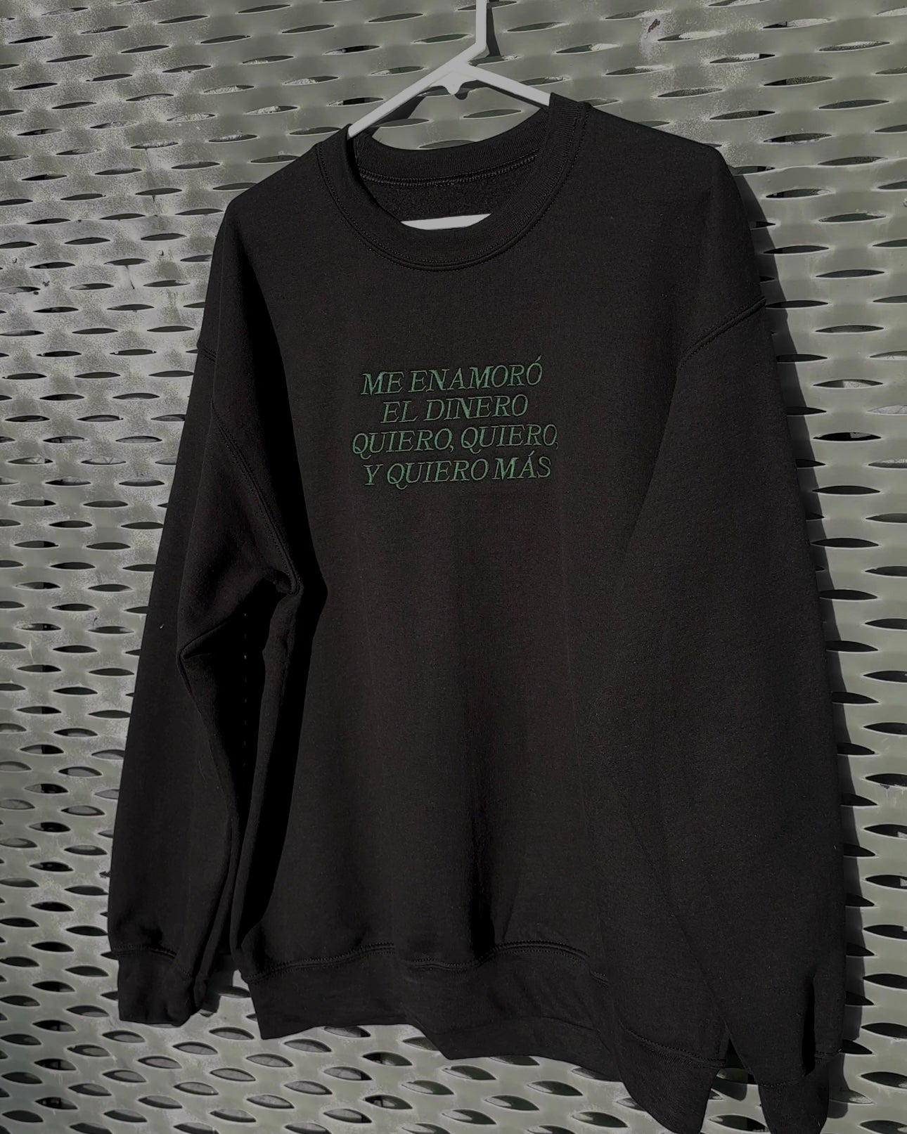 me enamoro - black crewneck