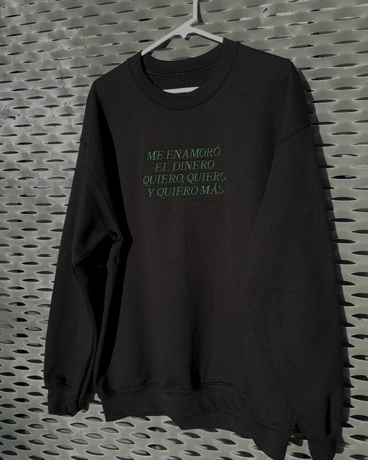 me enamoro - black crewneck